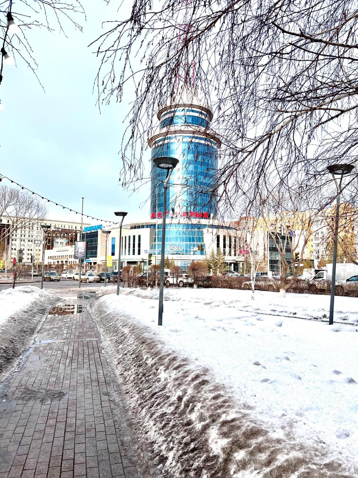 Apartment 57 теплые и уютные возле байтерека с 2 большими кроватями и с 2 диванами с изолированными комнатами *